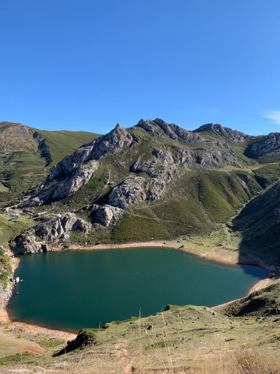 Entre montañas y lagos: Ruta por Saliencia