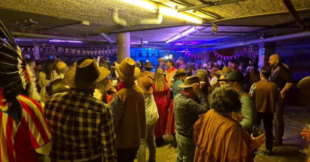 Fotografía: Atisa celebrando el fin de año 2024 con una fiesta temática de “indios y vaqueros”. 